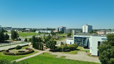 Widok ogólny miasteczka akademickiego - w głębi budynek Wydzialu Budownictwa, Inżynierii Środowiska i Architektury