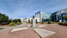 Pomnik Ignacego Łukasiewicza wśród budynków Politechniki Rzeszowskiej