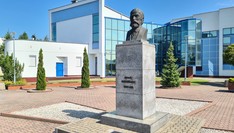 Pomnik Ignacego Łukasiewicza - patrona Politechniki Rzeszowskiej - znajdujący się na terenie miasteczka akademickiego - u podstawy pomnika kapsuła czasu