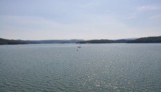 Jezioro Solińskie, długość linii brzegowej 150 km, średnia głębokość 25 m