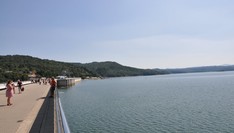 Jezioro Solińskie i korona zapory, głębokość przy zaporze 60 m